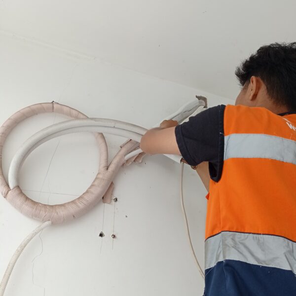 Pengecekan dan Cleaning AC di PT Baruna Raya Logistics