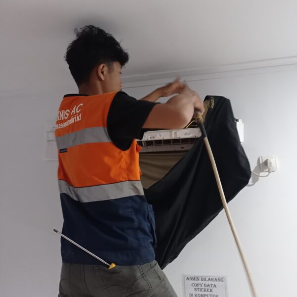 Pengecekan dan Cleaning AC di PT Baruna Raya Logistics