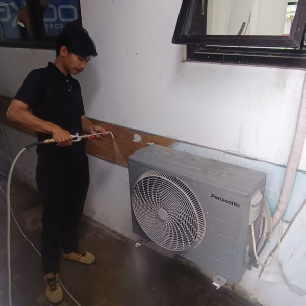 Cleaning AC di PT Extrupack
