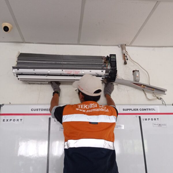 Pengecekan dan Cleaning AC di PT Baruna Raya Logistics